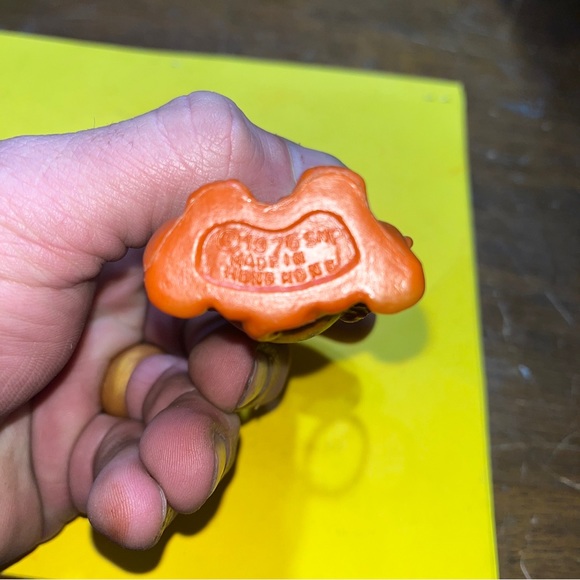 Vintage Sewing Kit Plastic Monkey SNP Hong Kong Thimble Scissors Thread #18531 - Picture 4 of 5